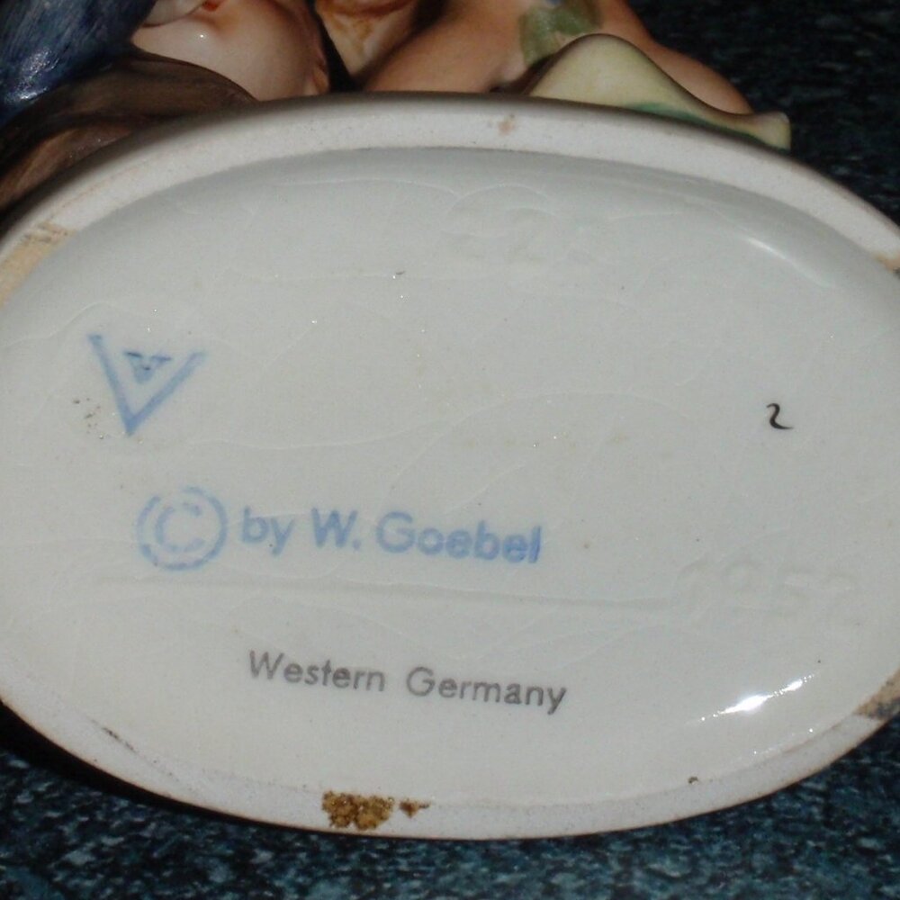 Goebel Hummel Figurine "We Congratulate" #220 TMK3 - Boy And Girl With Flowers! - Picture 9 of 9